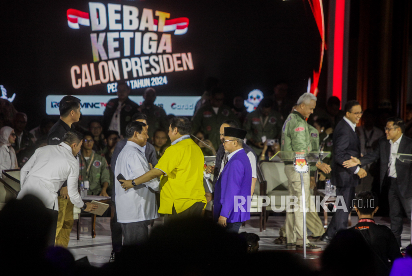 Capres nomor urut 2 Prabowo Subianto (kiri) bersalaman dengan para ketua umum partai koalisi usai debat. Prabowo jelaskan tidak bersalaman dengan Anies usai debat karena merasa lebih senior.