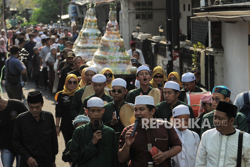 Warga mengikuti kirab sekaten di kawasan Pisangan Timur, Pulo Gadung, Jakarta Timur, Ahad (15/9/2024). Yayasan Al Khitoh Insani menggelar kegiatan kirab sekaten dalam rangka memperingati hari kelahiran Nabi Muhammad SAW atau Maulid Nabi yang diperingati setiap 12 Rabiul Awal tahun Hijriah. Kirab Sekanten dimaknai sebagian umat muslim sebagai metode penyebaran agama islam khususnya di Jawa Tengah pada era wali songo. Selain kirab Sekaten, yayasan tersebut juga menggelar kegiatan tausiah, tahlil, santunan anak yatim dan shalawatan yang diharapkan menjadi sarana untuk menghidupkan kembali semangat perjuangan islam sekaligus meneladani akhlak Rasulullah SAW, menjalin silaturahmi juga meningkatkan keimanan dan ketakwaan kepada Allah SWT.