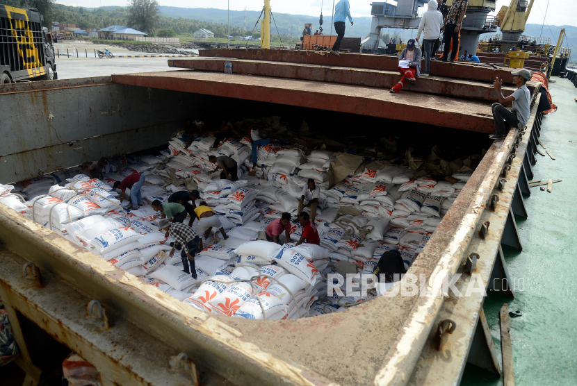 Buruh pelabuhan menurunkan beras impor asal Vietnam dari kapal kargo di Pelabuhan Malahayati, Kabupaten Aceh Besar, Aceh, Kamis (5/1/2023). Sebanyak lima ribu ton beras impor asal Vietnam tiba di pelabuhan Tenau, Kupang, Nusa Tenggara Timur.