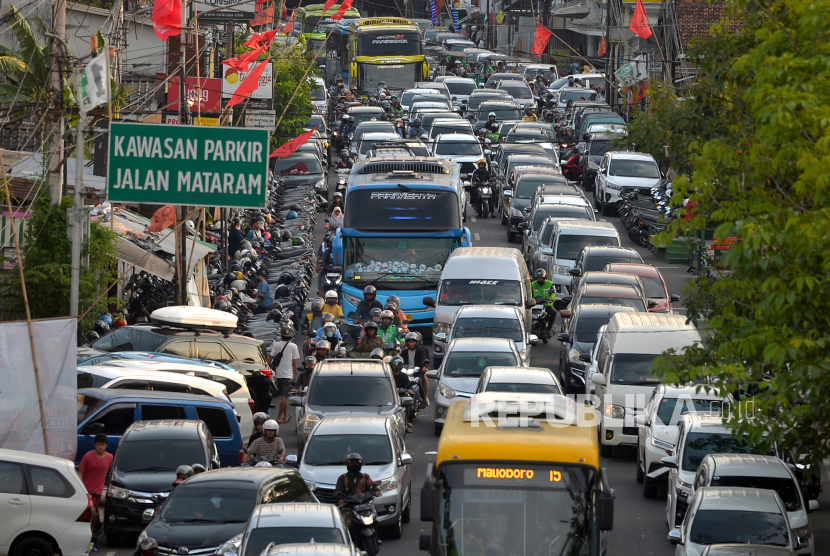 Saban libur Lebaran, kawasan Malioboro, Tugu Yogyakarta, dan Keraton mengalami kemacetan lalu lintas.