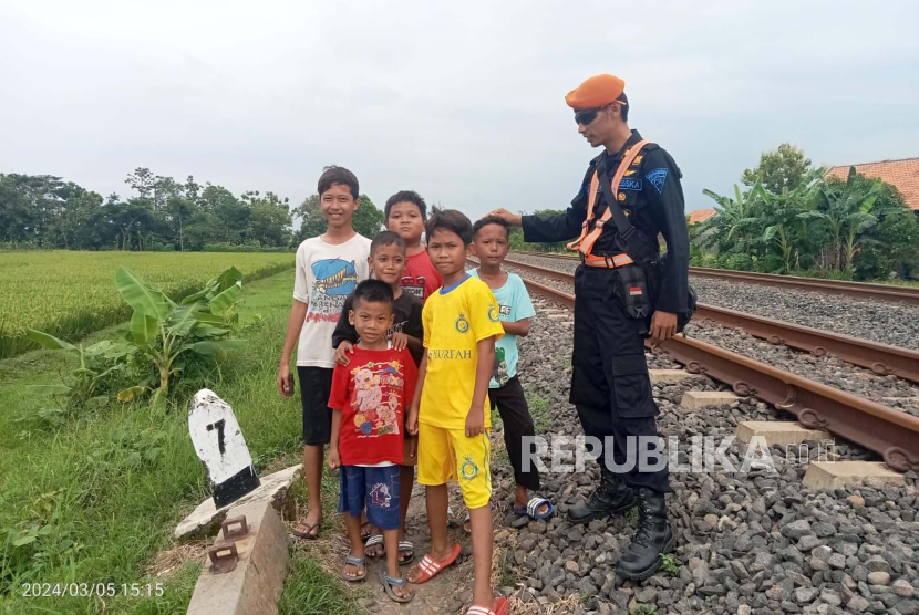 PT KAI Daop 3 Cirebon melarang masyarakat beraktivitas di jalur kereta api, termasuk ngabuburit, karena membahayakan diri dan dapat mengganggu perjalanan kereta api.