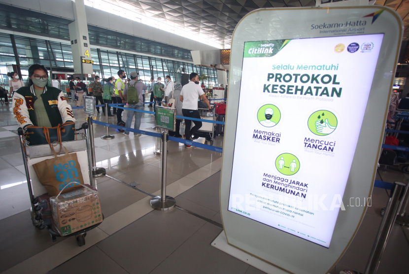 Calon penumpang berjalan untuk melakukan lapor diri di Terminal 3 Bandara Soekarno Hatta, Tangerang, Banten (ilustrasi) 