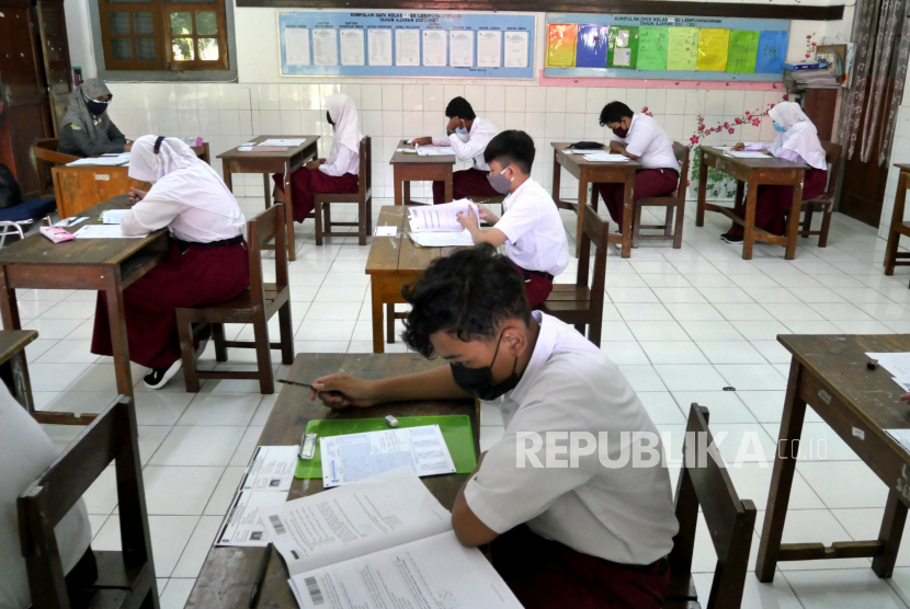 Siswa kelas VI mengerjakan soal Asesmen Standar Penilaian Daerah (ASPD) tingkat SD di SDN Lempuyangwangi, Yogyakarta, Senin (24/5/2023).