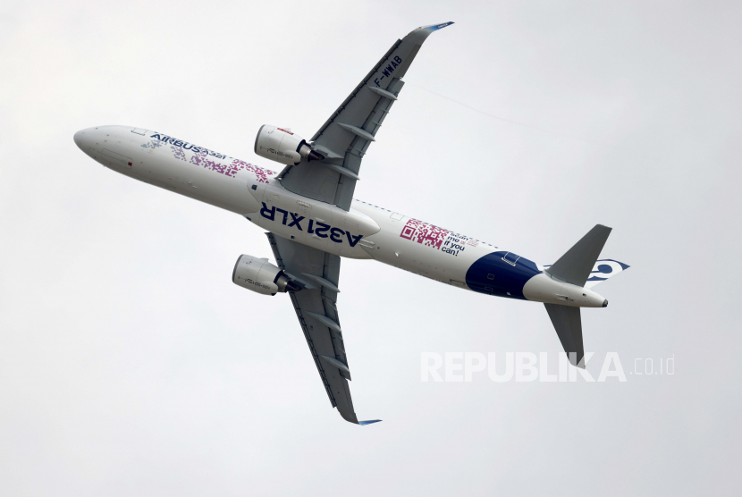 Pesawat Airbus A321 XLR mengudara saat gelaran International Paris Air Show di Bandara Paris-Le Bourget, di Le Bourget, Prancis, 19 Juni 2023. 