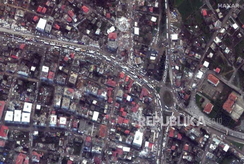  Dalam foto satelit yang disediakan oleh Maxar Technologies ini, pemandangan kerusakan akibat gempa bumi, di Nurdagi, Turki, Selasa (7/2/2023).  Gempa kuat melanda Turki dan Suriah Senin dini hari, merobohkan ratusan bangunan serta menewaskan dan melukai ribuan orang.