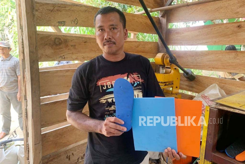 Sugiyono, petani karet pelaku usaha mikro, kecil dan menengah (UMKM) sandal jepit asal Kecamatan Plakat Tinggi, Kabupaten Musi Banyuasin, Sumatera Selatan, Selasa (7/11/2023). 