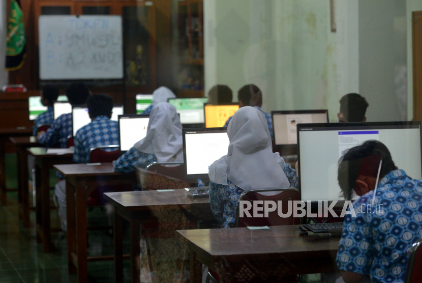 Siswa mengikuti ujian akhir sekolah di SMP Negeri 2 Yogyakarta (ilustrasi).