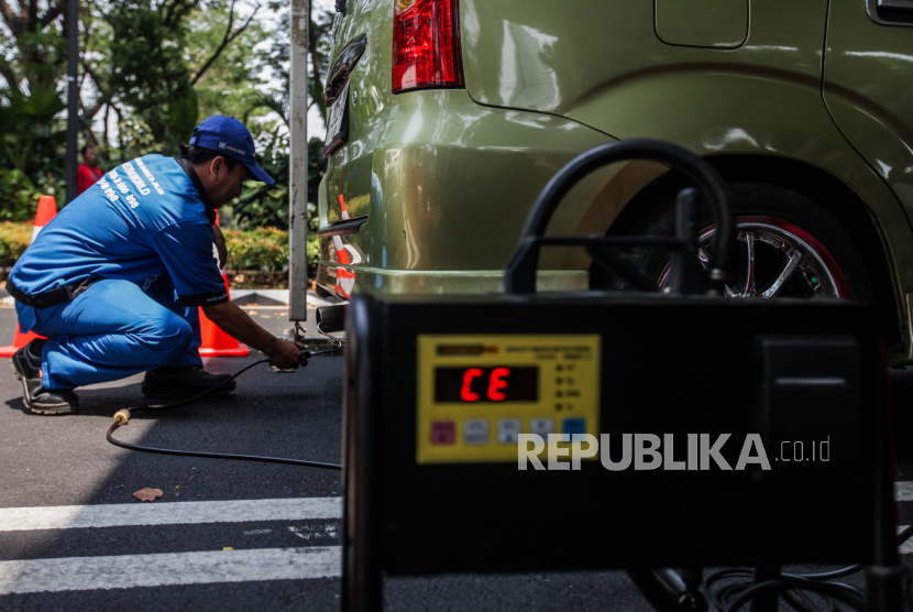 Petugas melakukan uji emisi mobil di kawasan Gelora Bung Karno, Senayan, Jakarta Pusat, Rabu (27/9/2023).