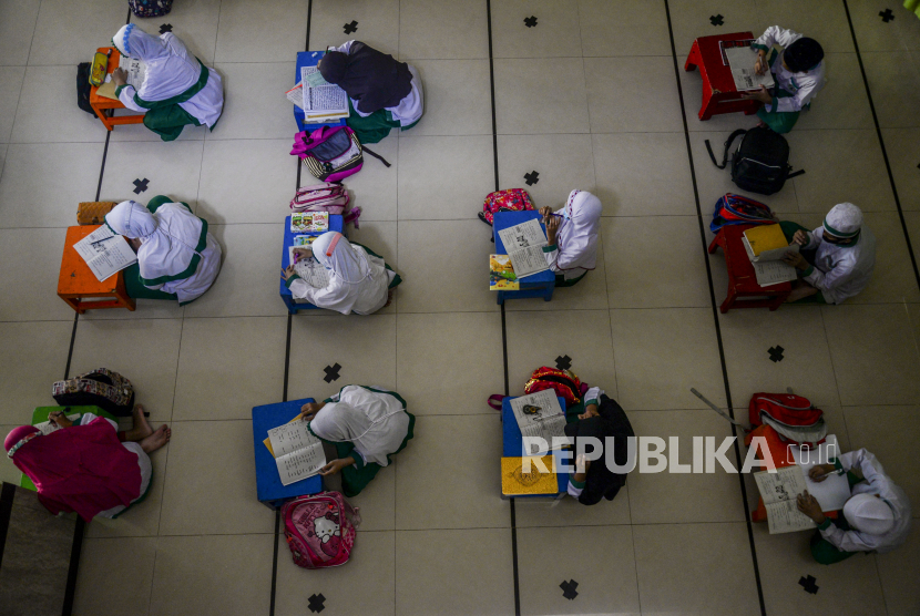Anak-anak belajar bahasa Arab di Masjid Jami At Taqwa, Jakarta, Rabu (14/4). Bulan suci Ramadhan dimanfaatkan oleh anak-anak di sekitar Masjid Jami At Taqwa untuk belajar membaca Al-Quran dan memperdalam ilmu agama Islam sambil menunggu waktu untuk berbuka puasa. Republika/Putra M. Akbar
