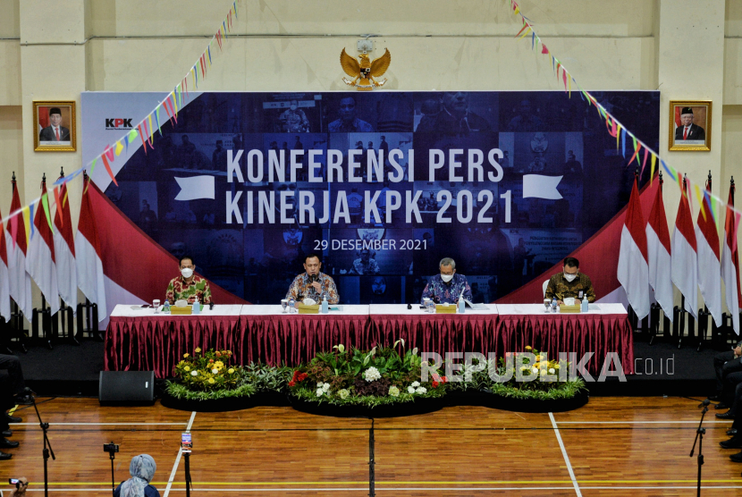 Ketua Komisi Pemberantasan Korupsi (KPK) Firli Bahuri (kedua kiri) didampingi Wakil Ketua KPK Alexander Marwata (kedua kanan), Nurul Ghufron (kiri) dan Juru Bicara KPK Ali Fikri (kanan) saat menyampaikan keterangan pers terkait kinerja Komisi Pemberantasan Korupsi tahun 2021 di Gedung Murah Putih, KPK, Jakarta, Rabu (29/12). Sepanjang tahun 2021 KPK telah melakukan upaya penindakan tindak pidana korupsi diantaranya penyelidikan 127 perkara, penyidikan 105 perkara, penuntutan 108 perkara, inkracht 90 perkara, eksekusi putusan 94 perkara dan jumlah tersangka 123 orang. Dari penanganan perkara tersebut, KPK berhasil melakukan asset recovery sebesar Rp 374,4 miliar. Republika/Thoudy Badai