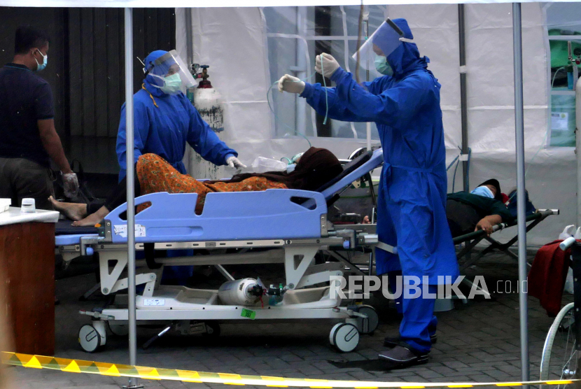 Pasien Covid-19 menjalani perawatan di tenda darurat khusus Covid-19 Rumah Sakit Umum Pusat (RSUP) Dr Sardjito, Yogyakarta, Ahad (4/7). Posko Dukungan Operasi Satgas COVID-19 BPBD DIY mengonfirmasi sebanyak 63 pasien di RSUP Dr Sardjito Yogyakarta meninggal dunia dalam sehari semalam pada Sabtu (3/7) hingga Ahad (4/7) pagi akibat menipisnya stok oksigen.