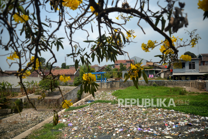 Sampah rumah tangga yang didominasi plastik menumpuk di Kali Code, Sorosutan, Yogyakarta, Rabu (25/10/2023). Menurut warga penumpukan sampah di Kali Code ini mulai sejak ditutupnya TPST Piyungan beberapa waktu lalu. Tumpukan sampah berserakan merusak pemandangan serta menimbulkan bau busuk yang mengganggu warga. Kondisi ini sudah dilaporkan kepada DLH Kota Yogyakarta, namun belum ada tindakan lebih lanjut.