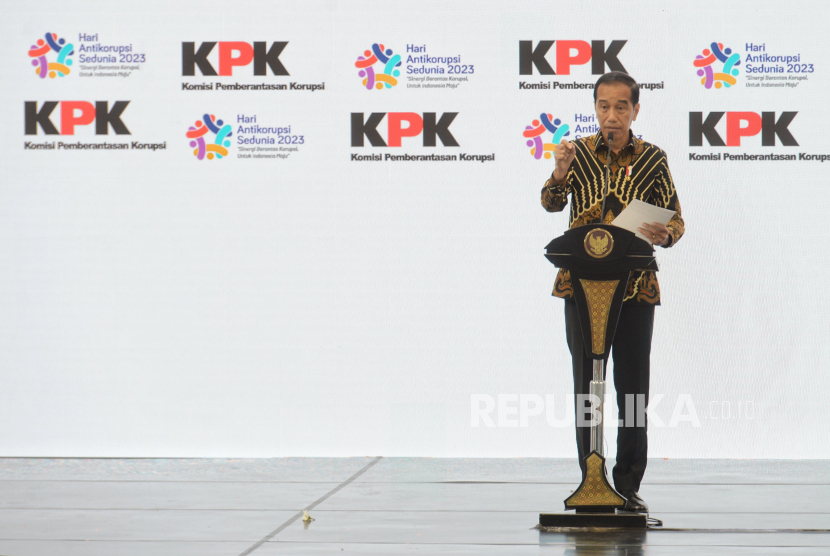 Presiden Joko Widodo menyampaikan sambutan sekaligus membuka acara Peringatan Hari Anti Korupsi Sedunia 2023 (Hakordia) di Istora Senayan, Jakarta, Selasa (12/12/2023). Peringatan Hakordia kali ini berlangsung dari tanggal 12-13 Desember dengan mengangkat tema Sinergi Berantas Korupsi Untuk Indonesia Maju. Pada kesempatannya, Presiden Joko Widodo mengungkapkan bahwa Undang-Undang Perampasan Aset penting untuk segera diselesaikan guna mengembalikan kerugian negara serta memberikan efek jera bagi koruptor.