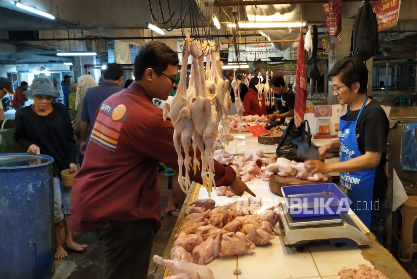 Pedagang daging ayam potong di Pasar Kosambi, Kota Bandung, Jawa Barat, Kamis (23/3/2023). 