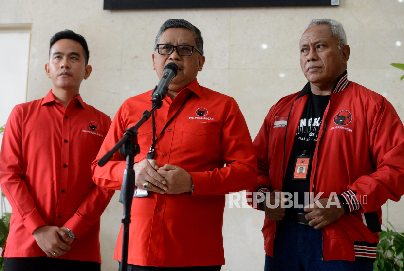 Sekjen PDI Perjuangan Hasto Kristiyanto (tengah) 