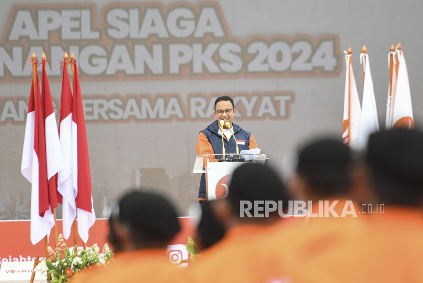 Bakal calon presiden yang diusung PKS Anies Baswedan memberikan pidato saat Apel Siaga Pemenangan PKS Tahun 2024 di Stadion Madya Kompleks GBK, Jakarta, Ahad (26/2/2023). PKS optimis meraih suara sebanyak 15 persen dan ikut menangkan Anies di Pilpres 2024.