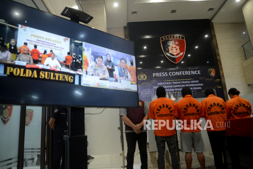 Sejumlah tersangka dihadirkan saat rilis pengungkapan jaringan internasional Tindak Pidana Perdagangan Orang (TPPO) di Lobby Gedung Bareskirm Polri, Jakarta.