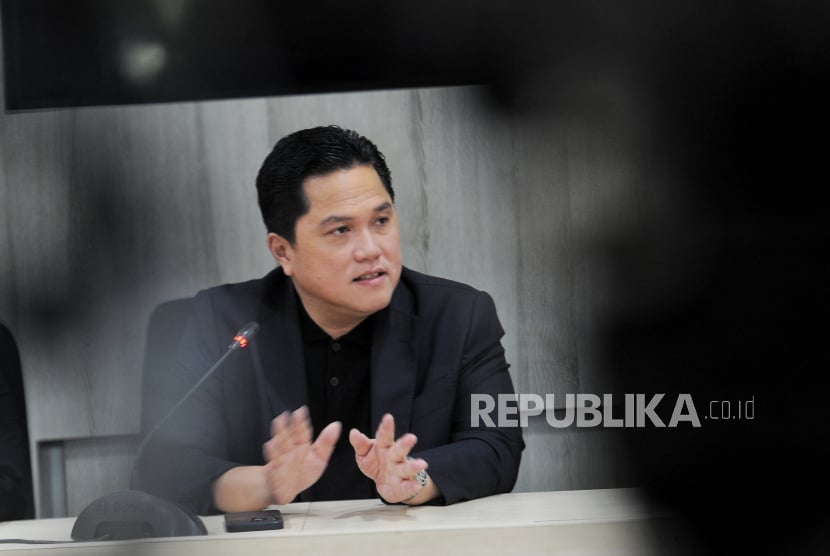 Ketua Umum PSSI Erick Thohir menyampaikan keterangan terkait naturalisasi pemain di gedung Dirjen Imigrasi Kemenkumham, Jakarta Selatan pada Kamis (19/9/2024). Dalam keterangannya Menteri Hukum dan HAM Supratman Andi Agtas mendukung proses naturalisasi atlet yang dilakukan PSSI dan Perbasi untuk kemajuan olahraga Indonesia.