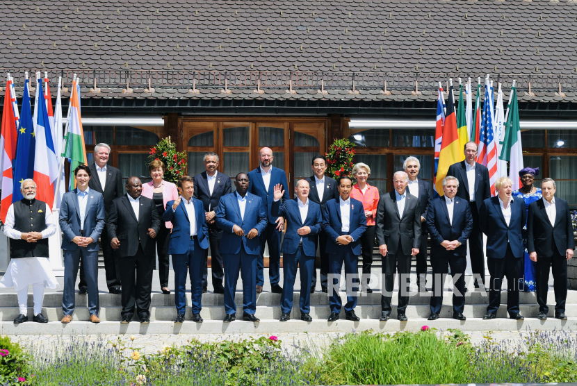 Presiden Joko Widodo (kelima kanan) bersama Kanselir Jerman Olaf Scholz (keenam kanan), Presiden Amerika Serikat Joe Biden (keempat kanan) dan sejumlah pemimpin negara melakukan sesi foto saat menghadiri Konferensi Tingkat Tinggi (KTT) G7 ke-48 di Schloss Elmau, Pegunungan Alpen Bavaria, Jerman (Senin (27/6/2022). 