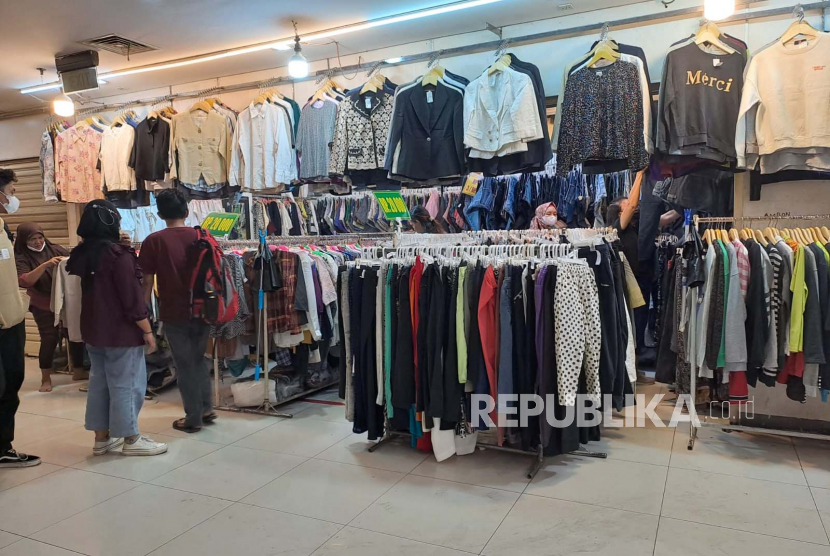 Aktivitas penjualan pakaian bekas atau thrifting impor di Pasar Senen, Jakarta Pusat, Senin (20/3/2023). Kebijakan pemerintah melarang penjualan barang bekas impor atau thrifting mendapat respons penolakan dari para pedagang di Pasar Senen, Jakarta Pusat. Para pedagang menilai kebijakan itu sangat merugikan mereka.