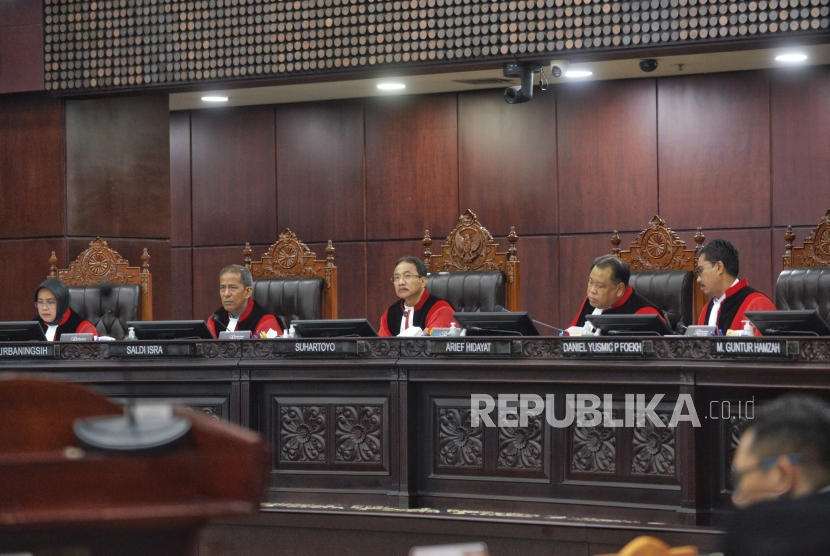 Ketua Majelis Hakim Mahkamah Konstitusi (MK) Suhartoyo (tengah) besama hakim konstitusi lainnya memimpin sidang lanjutan Perselisihan Hasil Pemilihan Umum Presiden dan Wakil Presiden Tahun 2024.