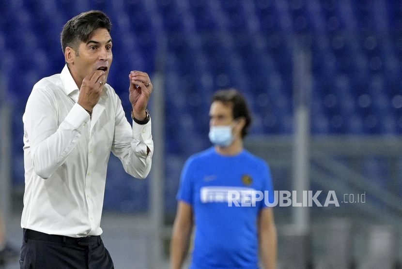 Pelatih AS Roma Paulo Fonseca bereaksi pada pertandingan sepak bola Serie A Italia antara AS Roma dan FC Inter di stadion Olimpico di Roma, Italia, Ahad (19/7/2020).