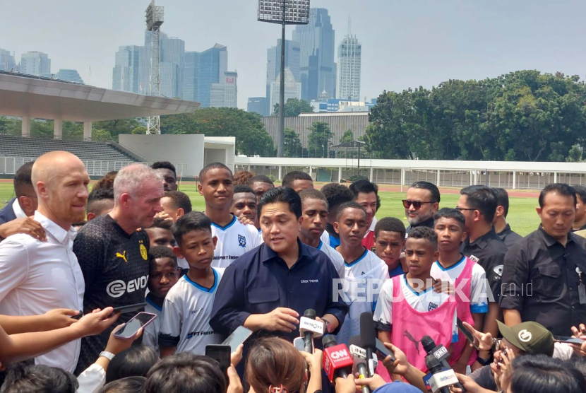Ketua Umum PSSI Erick Thohir meninjau langsung coaching clinic yang diberikan oleh legenda Borussia Dortmund kepada anak-anak Papua Football Academy di Stadion Madya, Gelora Bung Karno, Jakarta, Jumat (8/9/2023).