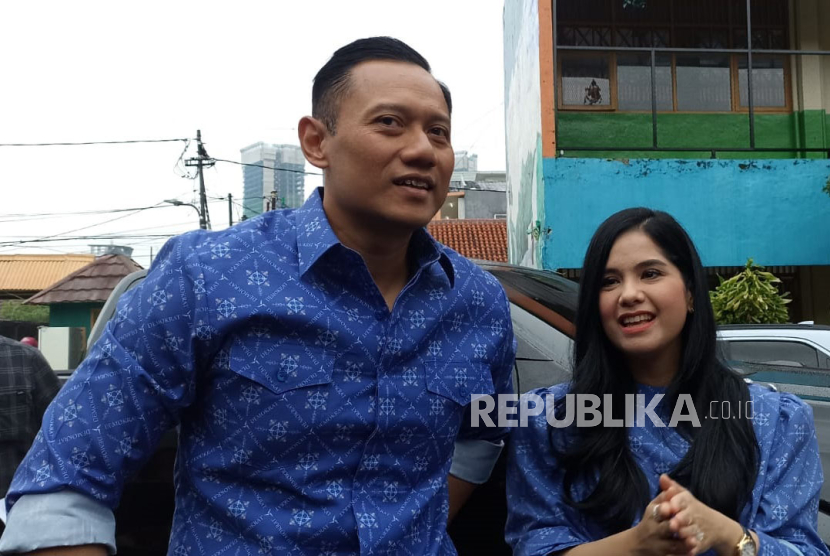 Ketua Umum DPP Partai Demokrat Agus Harimurti Yudhoyono (AHY) bersama Annisa Pohan menggunakan hak pilihnya di tempat pemungutan suara (TPS) 101, Sekolah Dasar Negeri (SDN) Bapem, Jakarta Selatan. 