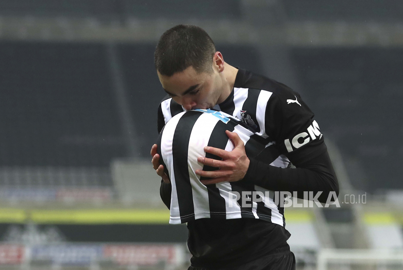 Miguel Almiron dari Newcastle United merayakan golnya.