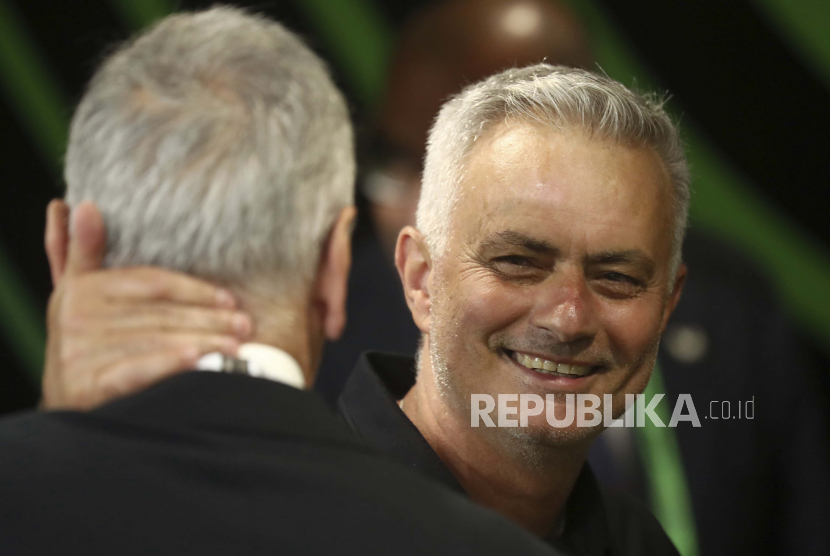 Pelatih kepala Roma Jose Mourinho tersenyum setelah memenangkan pertandingan sepak bola final Liga Konferensi Eropa antara AS Roma dan Feyenoord di National Arena di Tirana, Albania, Rabu, 25 Mei 2022.