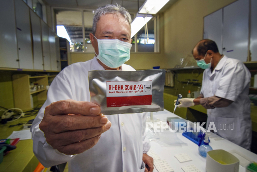 Direktur Laboratorium Hepatika Bumi Gora Mulyanto menunjukkan prototipe alat tes cepat RI-GHA untuk pasien Covid-19 yang diproduksi di Laboratorium Hepatika Bumi Gora di Mataram, NTB.