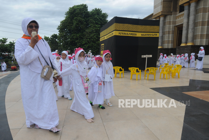 Sejumlah siswa BA Aisyiyah II Jamalan melakukan tawaf saat mengikuti pembelajaran Manasik Haji di Masjid Al Aqsha, Klaten, Jawa Tengah, Kamis (26/1/2023). Kegiatan edukasi atau pembelajaran Manasik Haji itu bertujuan untuk memperkenalkan tata cara ibadah haji pada anak usia dini. ANTARA FOTO/Aloysius Jarot Nugroho/rwa.