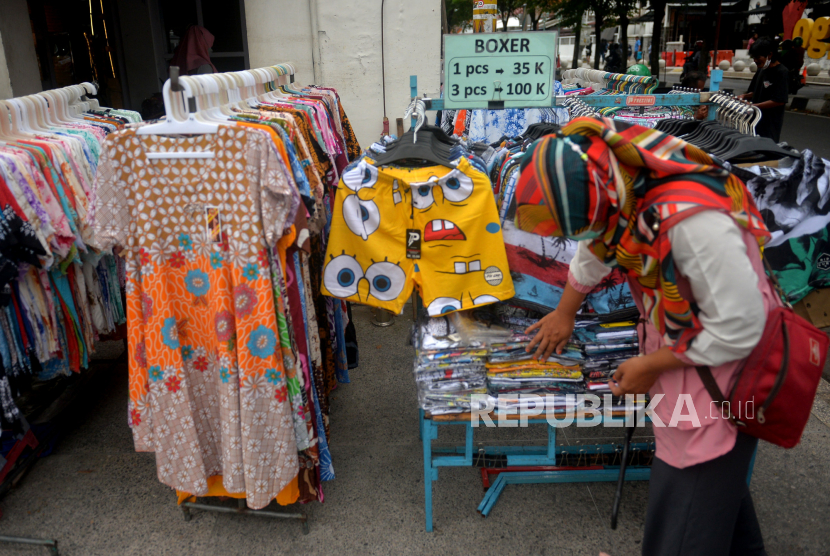 Pedagang merapihkan barang dagangan di Malioboro, Yogyakarta, Selasa (25/1/2022). Gubernur DIY Sultan HB X memastikan  pemindahan pedagang kaki Lima (PKL) Malioboro akan dilakukan pada Rabu (26/1/2022) sebagai permulaan. Menurutnya proses pemindahan itu akan berlangsung antara dua hingga tiga pekan ke depan.
