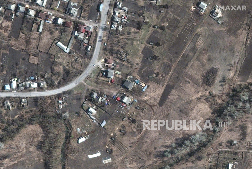 Gambar satelit selebaran yang disediakan oleh Maxar Technologies menunjukkan sebuah kompi tank di revetment utara Izyum, Ukraina, 25 Maret 2022 (dikeluarkan 27 Maret 2022). Inspektorat Pengatur Nuklir Ukraina mengungkapkan Rusia telah menyerang fasilitas penelitian nuklirnya.