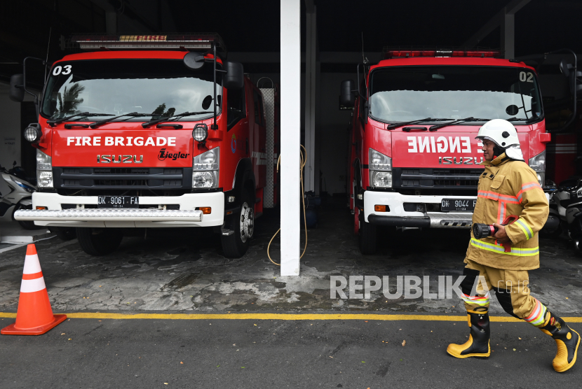 Petugas pemadam kebakaran bersiaga beserta sejumlah armada mobil pemadam kebakaran (ilustrasi) 