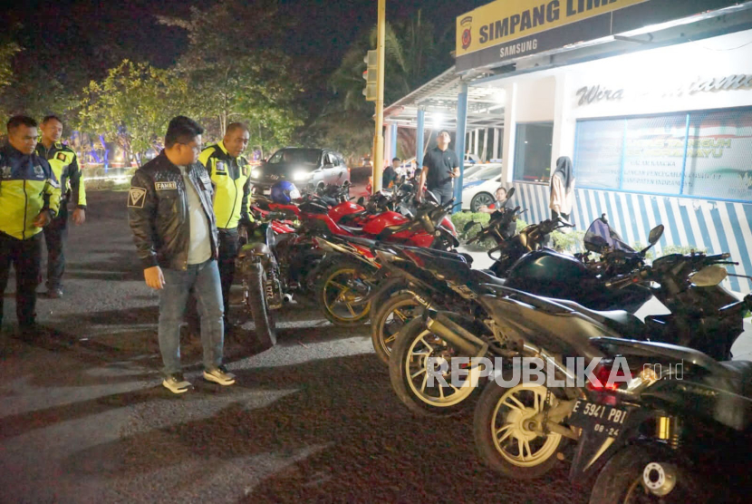 Kepala Polres (Kapolres) Indramayu AKBP M Fahri Siregar saat kegiatan razia kendaraan berknalpot brong di Kabupaten Indramayu, Jawa Barat, Sabtu (13/1/2024) malam. 