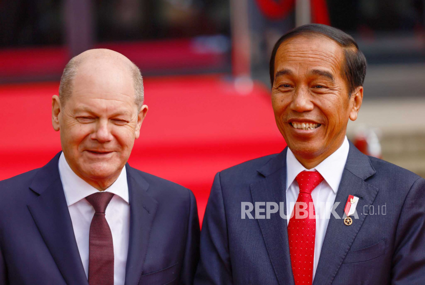 Kanselir Jerman Olaf Scholz (kiri) dan Presiden Indonesia Joko Widodo (kanan) tiba untuk upacara pembukaan pameran perdagangan industri tahunan 