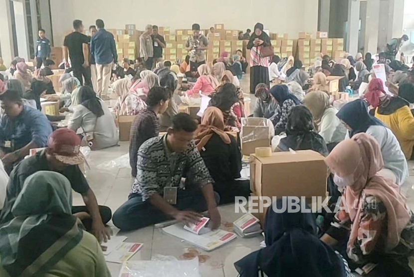 Proses sortir dan lipat surat suara Pemilu 2024 di Islamic Center Kabupaten Pangandaran, Jawa Barat, Rabu (3/1/2024). 