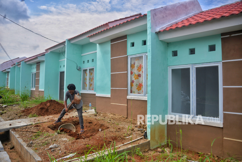 Pekerja melakukan perbaikan halaman salah satu rumah bersubsidi di Ciseeng, Bogor, Jawa Barat, Senin (19/2/2024). 