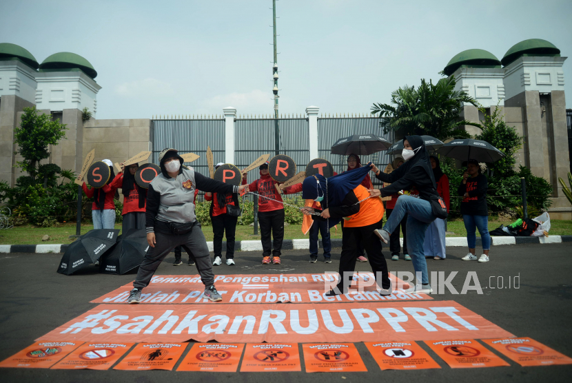 Sejumlah orang yang tergabung dalam Jala PRT melakukan aksi Rabuan di depan Gedung DPR, Senayan, Jakarta, Rabu (7/6/2023). Dalam aksinya mereka menuntut DPR RI agar segera mengesahkan Rancangan Undang-Undang Perlindungan Pekerja Rumah Tangga (RUU PPRT).