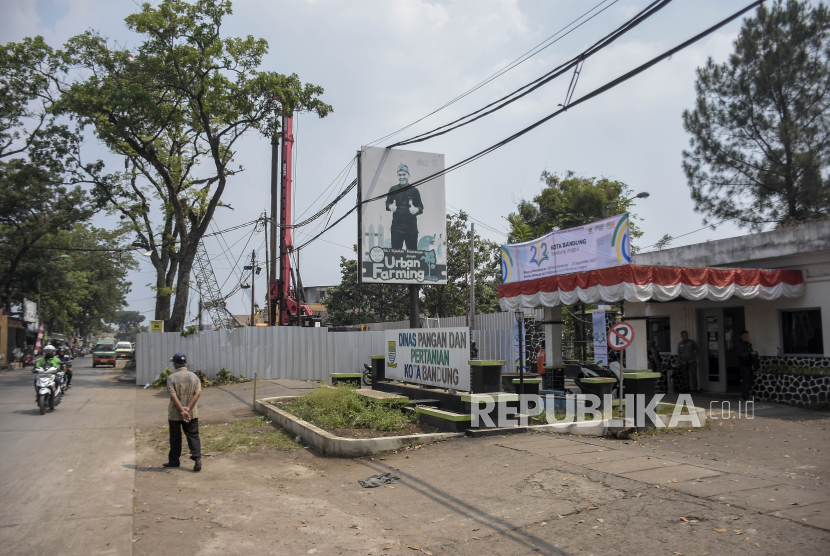 Warga beraktivitas di depan gedung cagar budaya Rumah Potong Hewan (RPH) Ciroyom DKPP Kota Bandung. Bangunan heritage Rumah Potong Hewan Ciroyom terdampak pembangunan flyover.