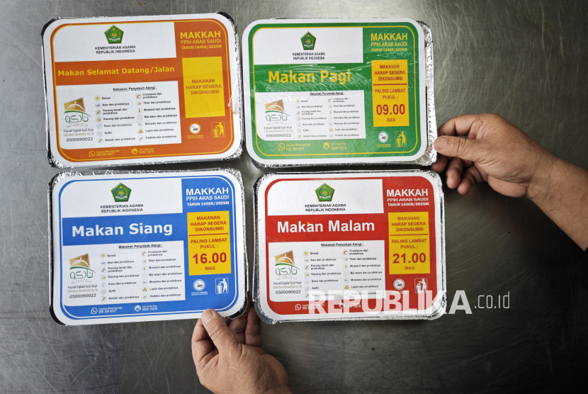 Petugas katering menunjukkan aneka kemasan paket makanan jamaah calon haji Indonesia di Makkah, Arab Saudi, Jumat (9/5/2025). Makanan untuk jamaah calon haji Indonesia akan dikemas dalam empat warna yang membedakan peruntukan dan masa konsumsinya yakni warna oranye untuk makanan selamat datang atau jalan, warna hijau untuk makanan pagi, warna biru untuk makan siang dan warna merah untuk makan malam. 