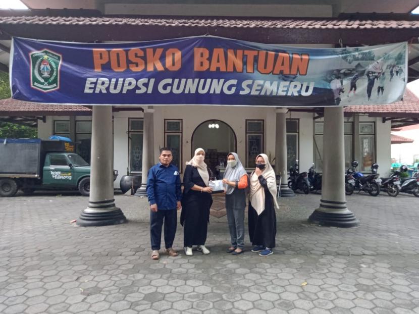 Pesantren Darul Marhamah Bogor Salurkan Bantuan Erupsi Semeru