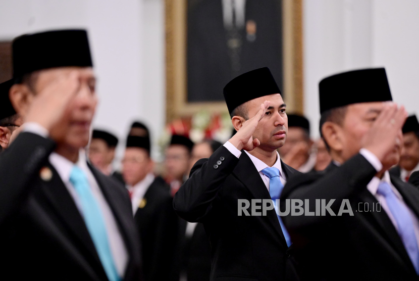 Utusan Khusus Presiden Bidang Pembinaan Generasi Muda dan Pekerja Seni Raffi Farid Ahmad saat upacara pelantikan di Istana Negara, Jakarta, Selasa (22/10/2024). Presiden Prabowo melantik Ketua Mahkamah Agung (MA) serta Kepala Badan, Gubernur Lemhanas, Utusan Khusus Presiden, Penasihat Khusus Presiden, dan Staf Khusus Presiden pada Kabinet Merah Putih 2024-2029.