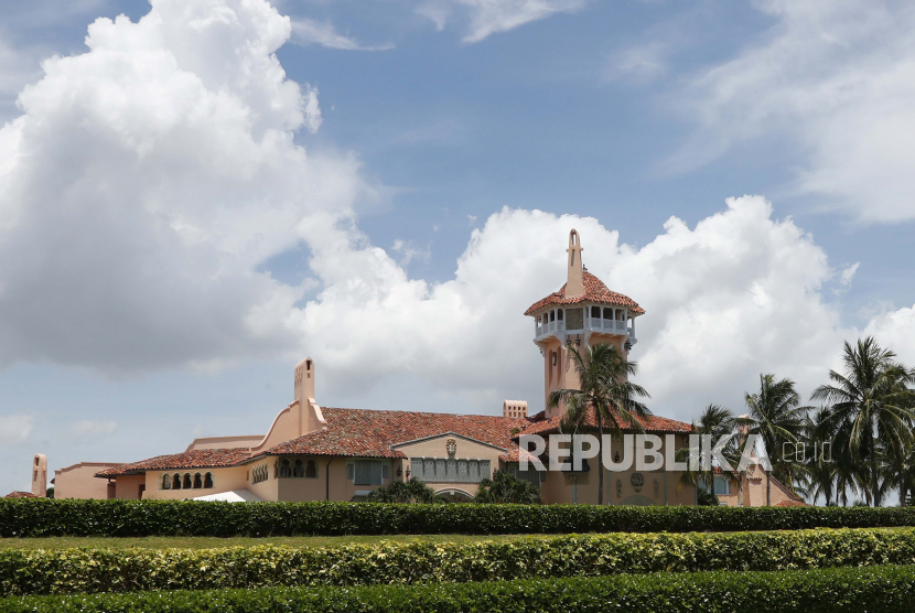  ARSIP - Perkebunan Mar-a-Lago pada 10 Juli 2019, di Palm Beach, Florida. Mantan Presiden Donald Trump mengatakan FBI sedang melakukan penggeledahan atas tanah miliknya di Mar-a-Lago. Juru bicara FBI dan Departemen Kehakiman tidak membalas pesan yang meminta komentar pada Senin, 8 Agustus 2022.