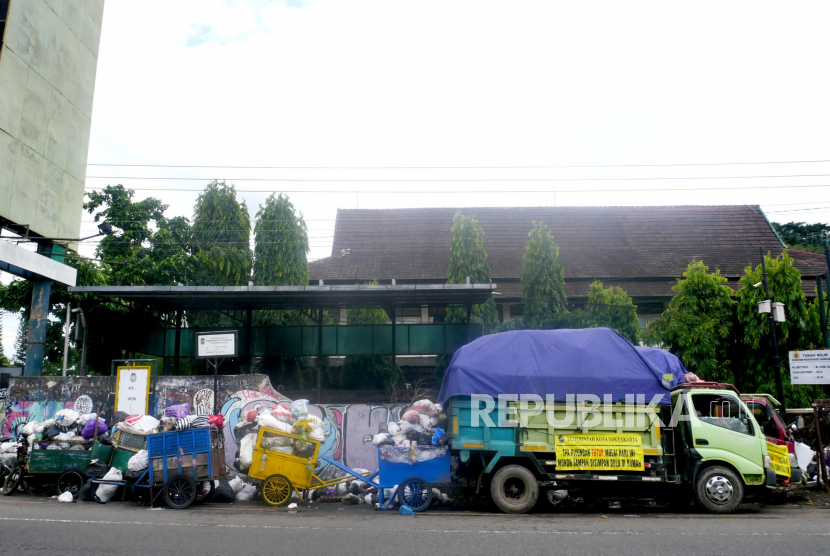 Truk pengangkut sampah yang tidak beroperasi di tempat penampungan sampah (ilustrasi) 
