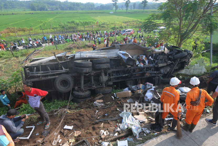 Warga melihat kondisi truk yang mengalami kecelakaan di Jalan Tol Semarang-Solo KM 487, Boyolali, Jawa Tengah, Jumat (14/4/2023). Berdasarkan data sementara Polda Jawa Tengah, kecelakaan yang melibatkan delapan kendaraan tersebut mengakibatkan enam orang meninggal dunia. 