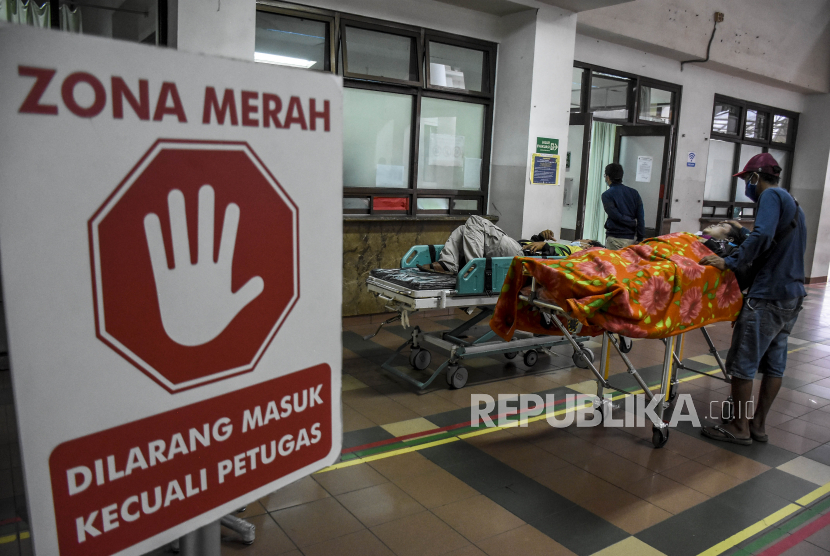 Keluarga pasien menunggu ruangan rawat inap di area ruang Instalasi Gawat Darurat (IGD) Rumah Sakit Dokter Hasan Sadikin (RSHS), Kota Bandung, Ahad (13/6). Berdasarkan data dari Pusat Informasi dan Koordinasi Covid-19 Provinsi Jawa Barat (Pikobar) pada (12/6), tingkat keterisian tempat tidur atau Bed Occupancy Rate (BOR) rumah sakit yang melayani Covid-19 dan tidak melayani Covid-19 telah mencapai 67,31 persen dengan rincian sebanyak 9.120 dari total 13.550 tempat tidur telah terisi. Foto: Republika/Abdan Syakura
