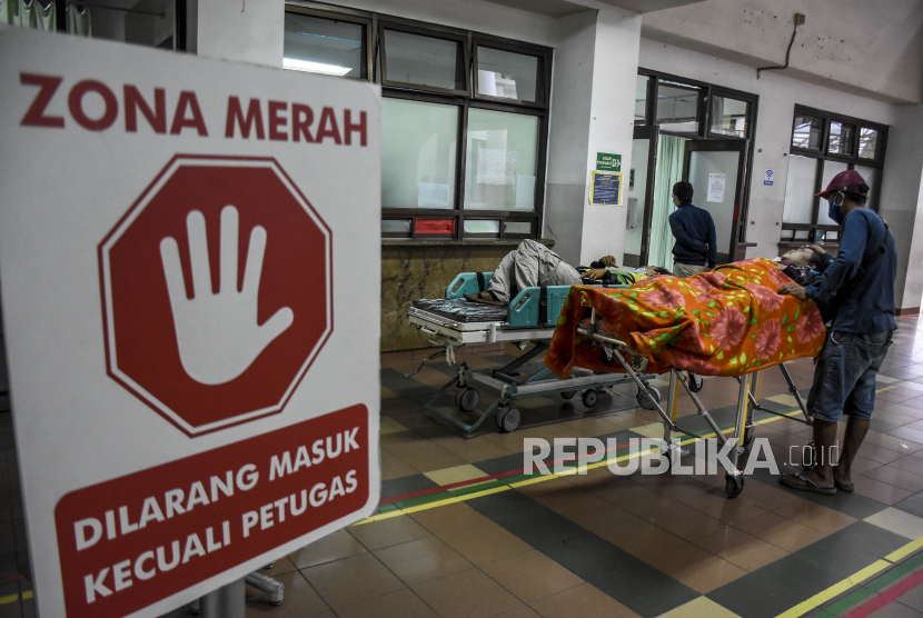 Keluarga pasien menunggu ruangan rawat inap di area ruang Instalasi Gawat Darurat (IGD) Rumah Sakit Dokter Hasan Sadikin (RSHS), Kota Bandung. (Ilustrasi)