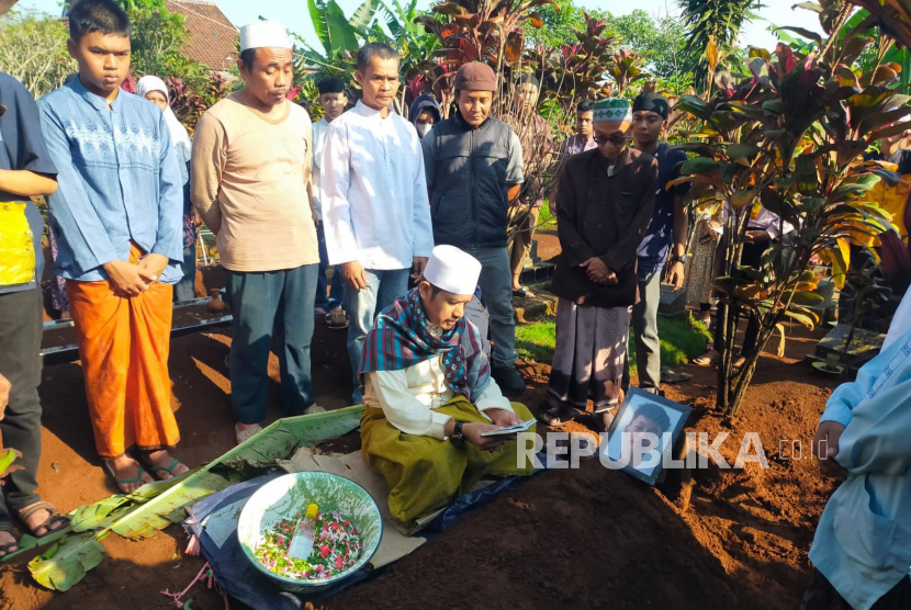 Pelajar korban sabetan pedang di Kota Bogor, AS (16 tahun), dimakamkan di Desa Cijujung, Kecamatan Sukaraja, Kabupaten Bogor, Sabtu (11/3/2023). 